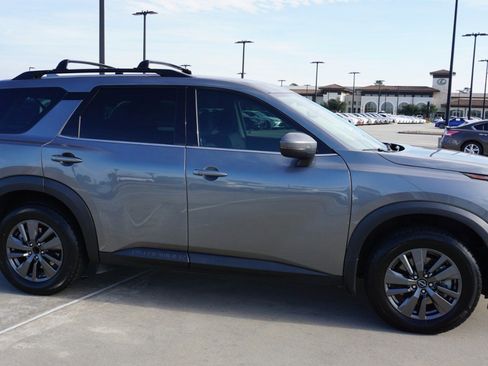 Used 2022 Nissan Pathfinder SV image 4