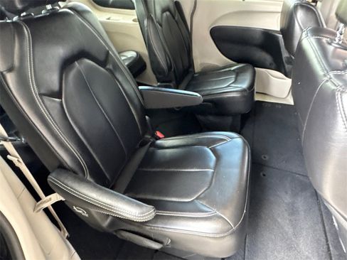 Used 2023 Chrysler Pacifica Touring-L image 4