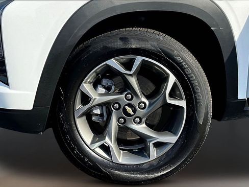 Used 2025 Chevrolet Trax LT w/ Sunroof Package FWD image 30