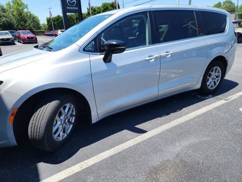 Used 2024 Chrysler Pacifica Touring-L FWD image 1