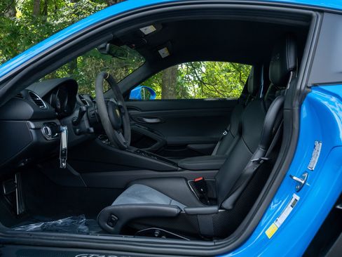 Certified 2025 Porsche 718 Cayman GT4 RS w/ Chrono Package RWD image 24