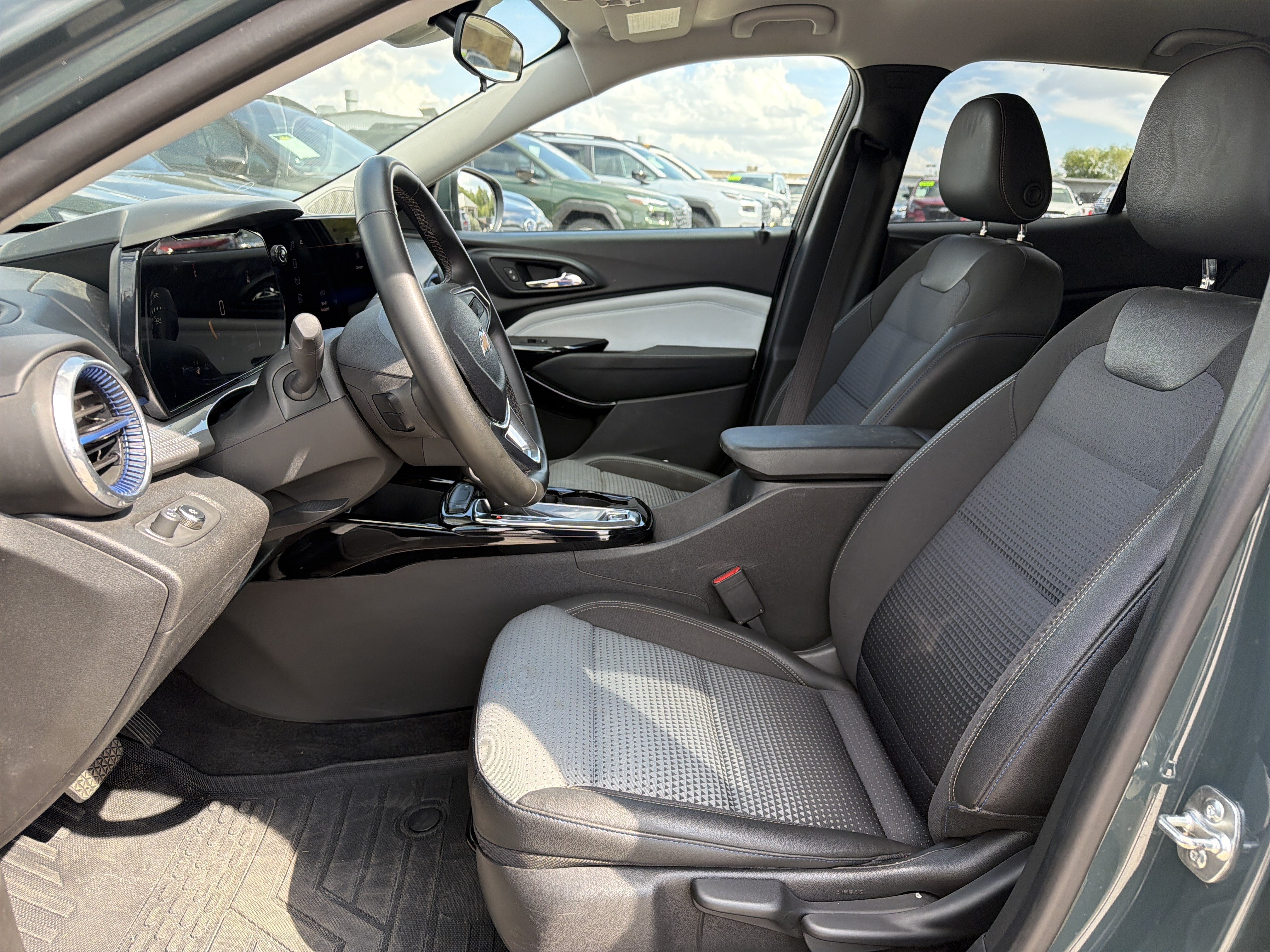 Used 2025 Chevrolet Trax LT w/ Driver Confidence Package FWD image 25