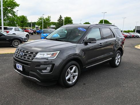 Used 2017 Ford Explorer XLT w/ Equipment Group 201A AWD/4WD image 9