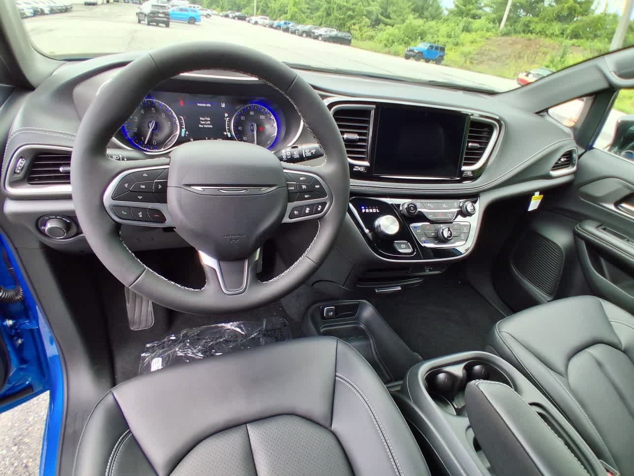 New 2027 Chrysler Pacifica Select AWD/4WD image 11