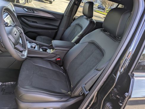 New 2025 Jeep Grand Cherokee L Altitude image 17