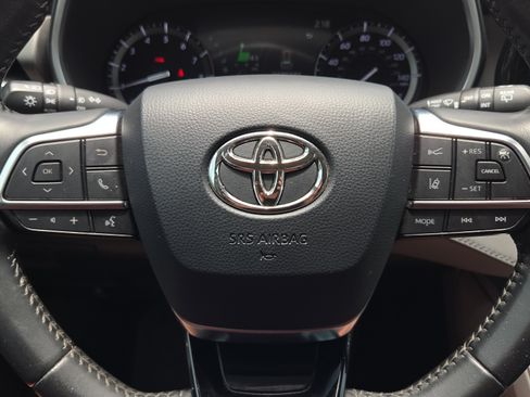 Used 2020 Toyota Highlander XLE AWD/4WD image 28