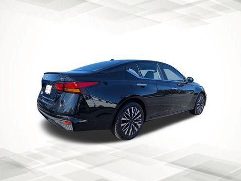 Used 2024 Nissan Altima 2.5 SV image 4