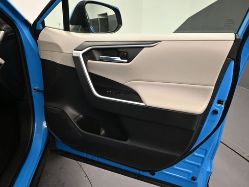 Used 2019 Toyota RAV4 XLE w/ Carpet Mat Package AWD/4WD image 16