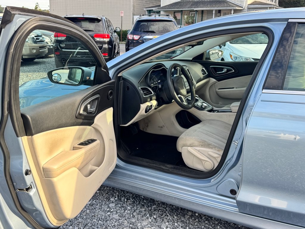 Used 2015 Chrysler 200 Limited FWD image 10