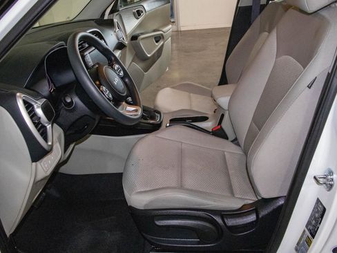 Used 2025 Kia Soul LX w/ LX Technology Package FWD image 7