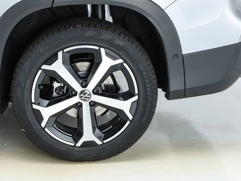 New 2026 Volkswagen Tiguan SE image 44