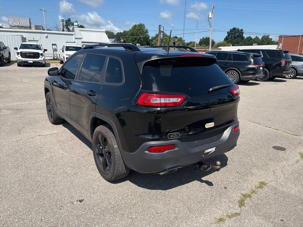 Used 2018 Jeep Cherokee Latitude w/ Altitude Package AWD/4WD image 4