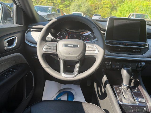 Used 2025 Jeep Compass Latitude AWD/4WD image 17