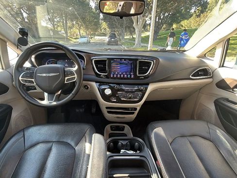 Used 2018 Chrysler Pacifica Touring-L FWD image 21