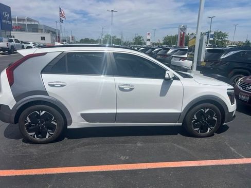 Used 2023 Kia Niro Wave w/ Wave Preserve Package FWD image 6