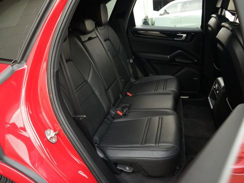 Used 2022 Porsche Cayenne S AWD/4WD image 12
