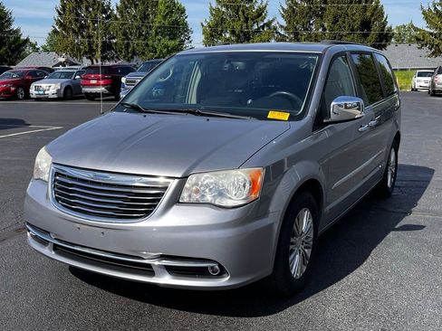 Used 2013 Chrysler Town & Country Touring-L w/ Driver Convenience Group image 2