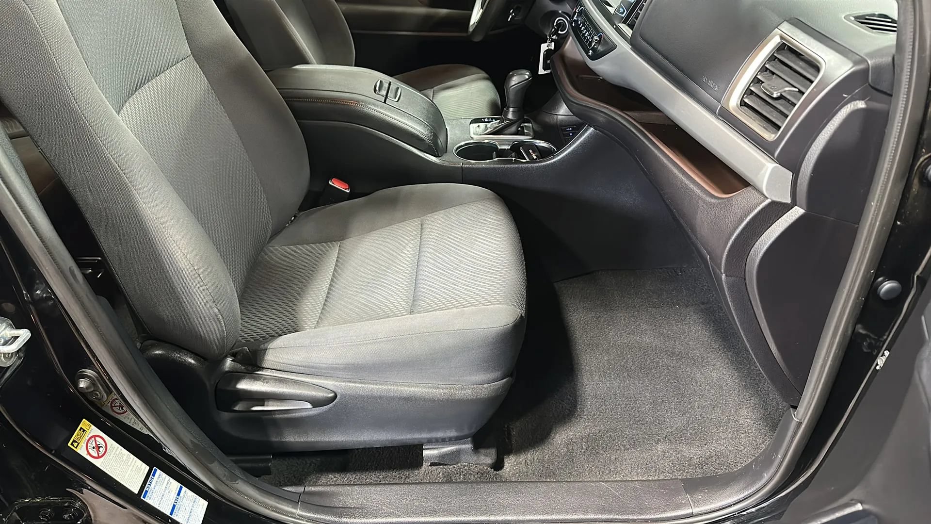 Used 2019 Toyota Highlander LE AWD/4WD image 19