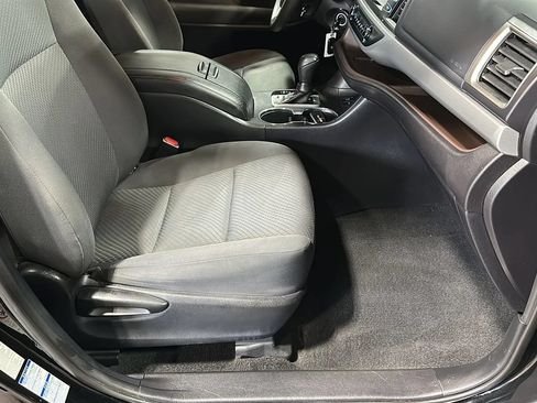 Used 2019 Toyota Highlander LE AWD/4WD image 19