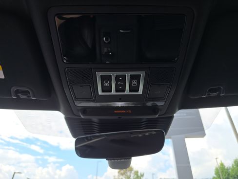 Certified 2025 Land Rover Discovery S image 28