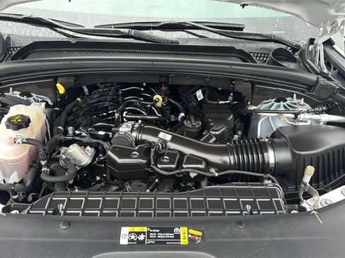 Used 2023 Jeep Grand Cherokee Laredo AWD/4WD image 28