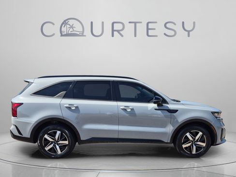 Used 2022 Kia Sorento EX w/ Panoramic Sunroof Package FWD image 6