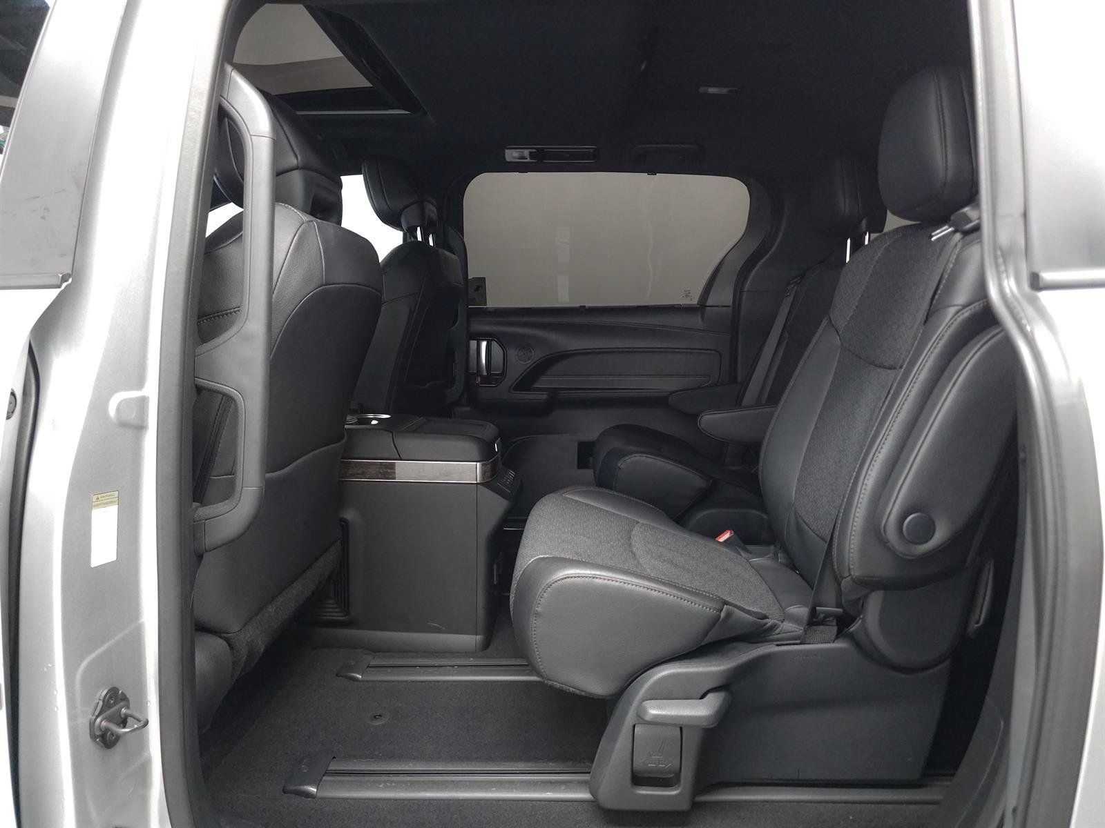 Certified 2025 Toyota Sienna Platinum AWD/4WD image 5