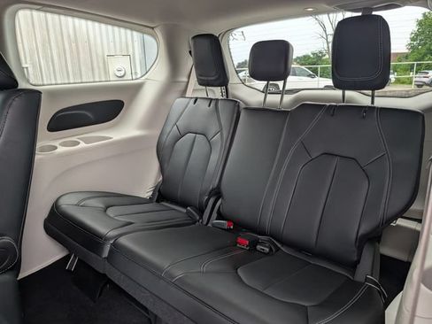 Used 2024 Chrysler Pacifica Limited FWD image 16
