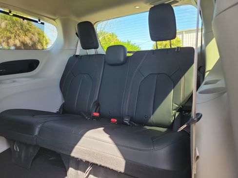 Used 2020 Chrysler Pacifica Touring-L Plus w/ Advanced Safetytec Group FWD image 9
