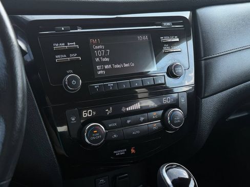 Used 2017 Nissan Rogue SV AWD/4WD image 28