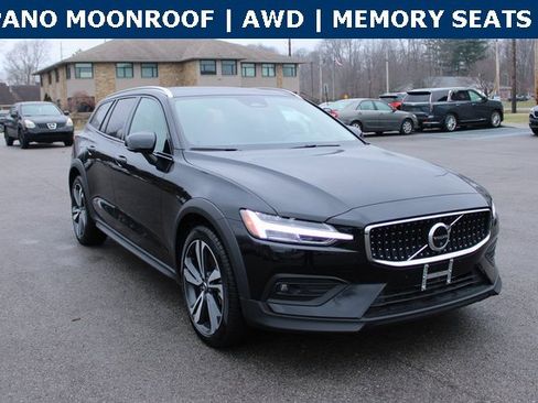 Used 2025 Volvo V60 B5 Cross Country Plus image 2