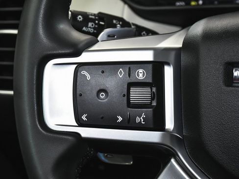 Used 2025 Land Rover Discovery S image 36