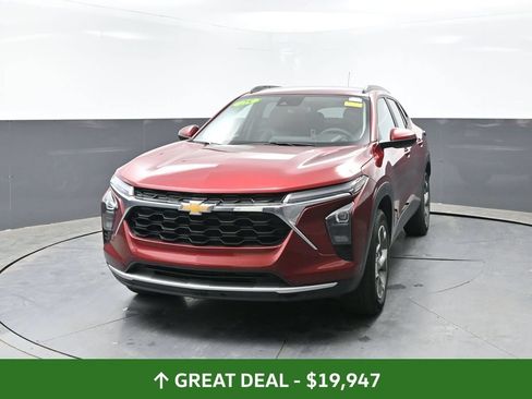 Used 2025 Chevrolet Trax LT FWD image 8