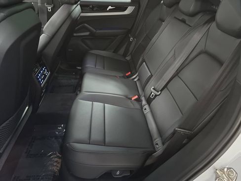 Certified 2025 Porsche Cayenne AWD/4WD image 24