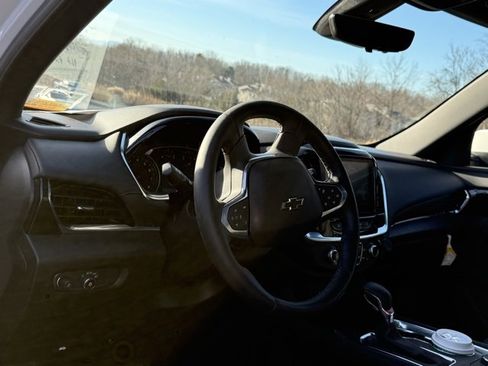 Used 2023 Chevrolet Traverse RS image 2