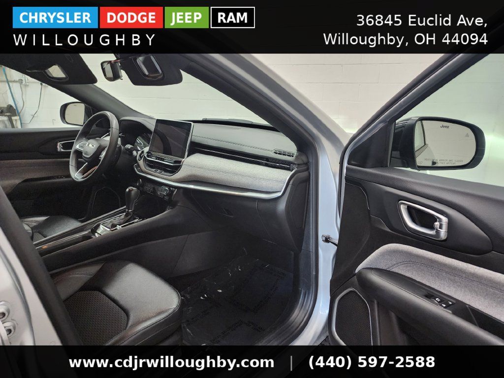 Used 2024 Jeep Compass Latitude AWD/4WD image 32