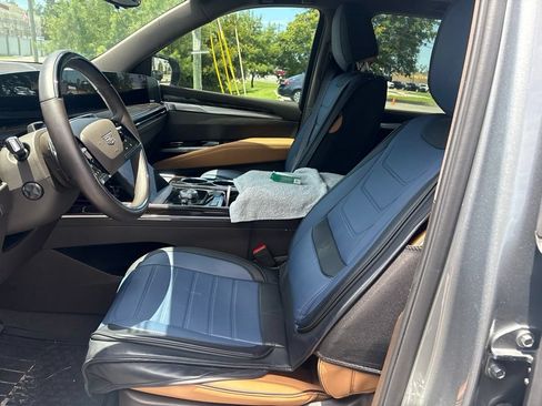 Used 2025 Cadillac Escalade ESV Premium Luxury AWD/4WD image 16
