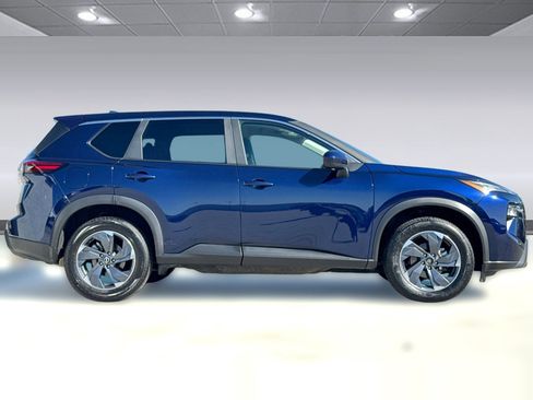 Used 2025 Nissan Rogue SV FWD image 2