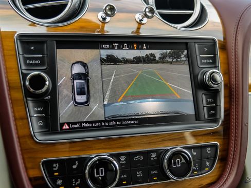 Used 2020 Bentley Bentayga Plug-In Hybrid AWD/4WD image 66