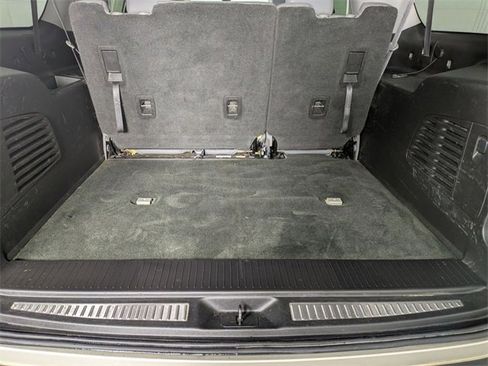 Used 2015 Chevrolet Suburban LT image 25