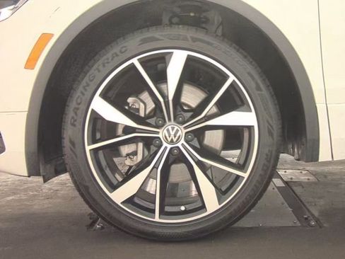 Used 2022 Volkswagen Tiguan SE R-Line image 8