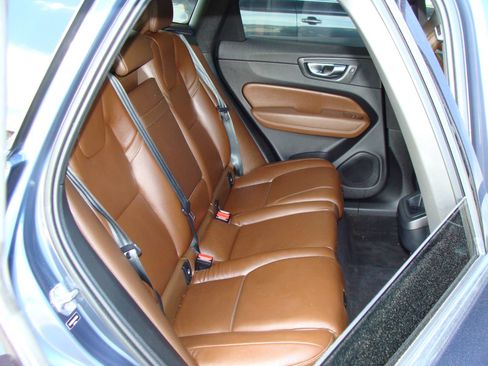 Used 2021 Volvo XC60 T5 Momentum w/ Premium Package AWD/4WD image 11