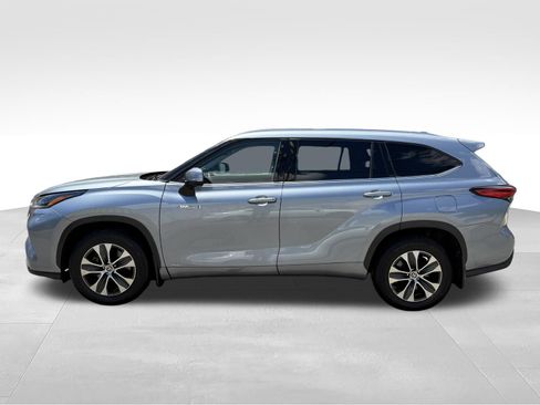 Used 2021 Toyota Highlander XLE AWD/4WD image 8