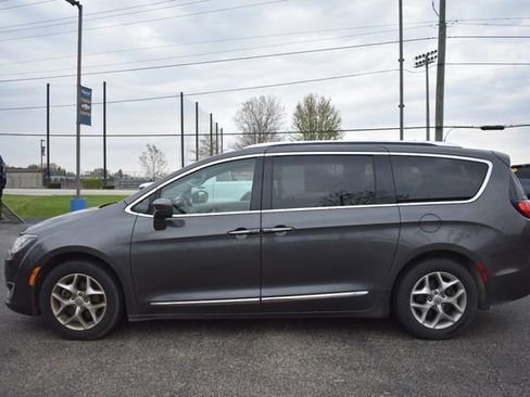 Used 2018 Chrysler Pacifica Touring-L Plus w/ Tire & Wheel Group FWD image 7