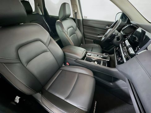 Used 2025 Nissan Pathfinder SL image 33