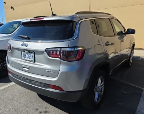 Used 2023 Jeep Compass Latitude w/ Convenience Group AWD/4WD image 2
