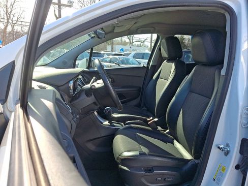 Used 2022 Chevrolet Trax LT w/ LT Convenience Package image 14