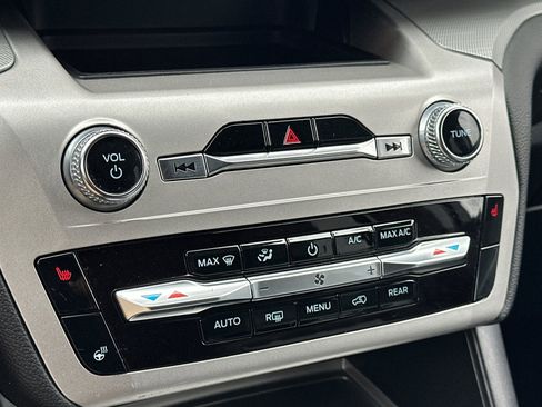 Used 2022 Ford Explorer XLT w/ Equipment Group 202A image 22