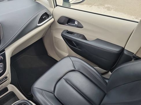 Used 2023 Chrysler Pacifica Touring-L FWD image 16