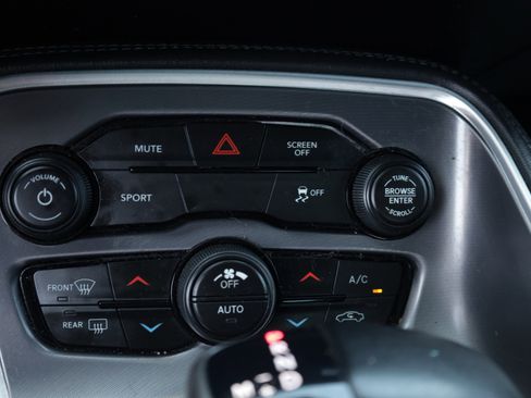 Used 2019 Dodge Challenger SXT RWD image 10